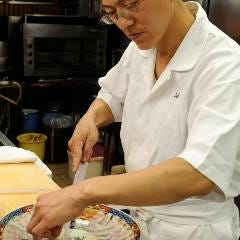 ふぐ料理・はも料理 三田　山田屋_調理スタッフは全員「東京都ふぐ調理師」の資格を持ち、長年従事しており、取り扱いが厳しいとされていた「ふぐ」を職人の確かな腕で皆様に提供しております。条例の改正により、今まで以上に気軽に食べる機会が増える「ふぐ加工製品」を、当店はじめ「ふぐ調理師」の資格を持つ安心安全の店でお楽しみ下さい。