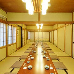ふぐ料理・はも料理 三田　山田屋_「梅」「百合」「菊」はふすまを抜けば 一部屋としてお使いいただくことができます。最大24名様までの椅子席をご用意いたします(※ 写真は部屋を広げたイメージです)