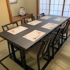 ふぐ料理・はも料理 三田　山田屋_2023年5月改装　2階「萩」　4－6名様 テーブル席