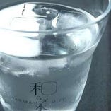 「和らぎ水（やわらぎみず）」　日本酒を飲みながら飲む水のこと。合間に水を飲めば気分すっきり深酔いしません。毎日、蔵から酒造りに使用している「仕込水」を運んでいます。　