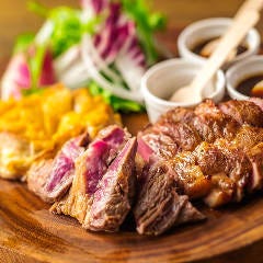 3種類のお肉をを盛り合わせた、ゴージャスなB.P.Cの全部盛り