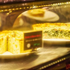 手づくりキッシュはカウンターのケースからご覧いただけます