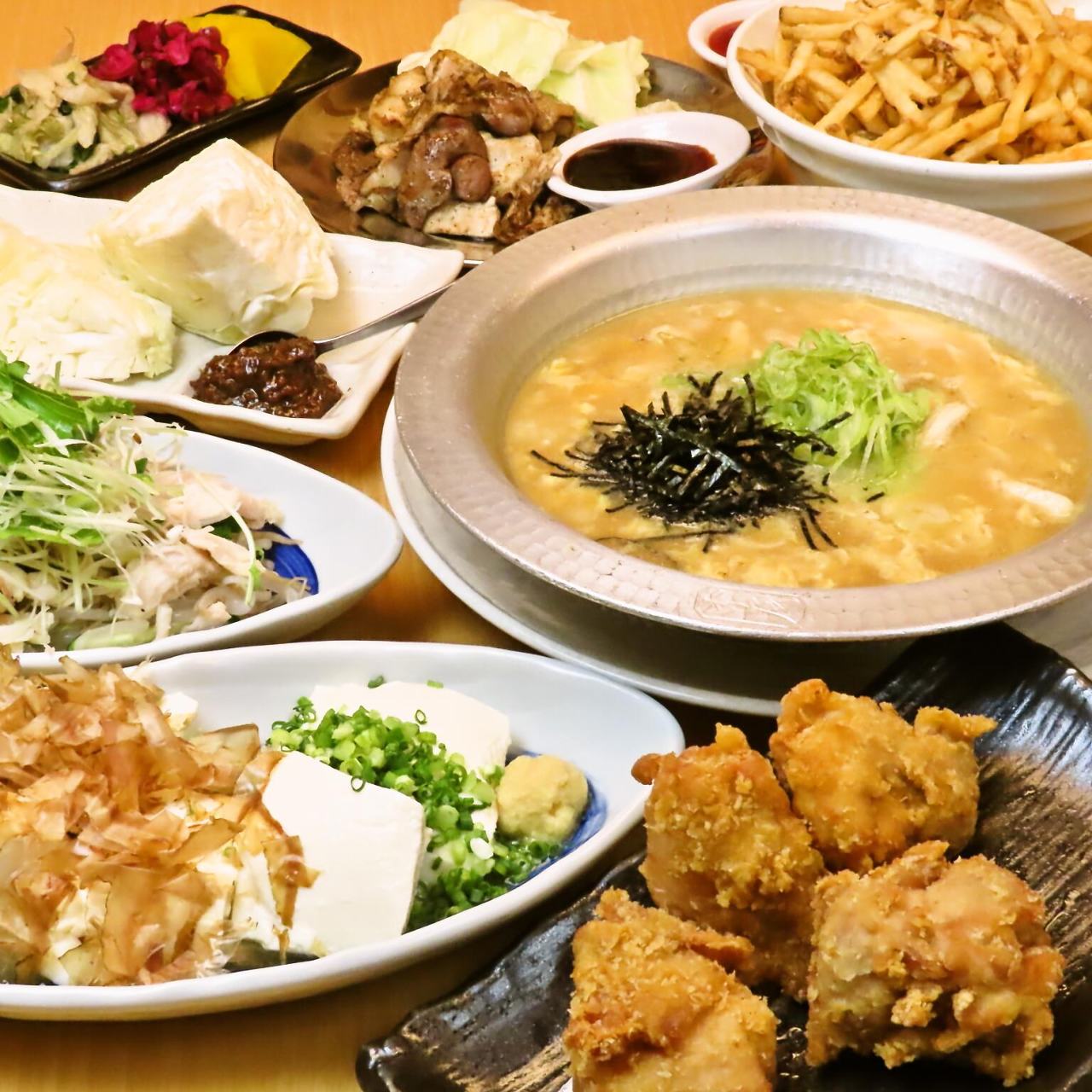 冷奴や唐揚げ、ポテトフライ、水炊き鍋が並んだテーブル