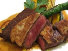 国産黒毛和牛フィレ肉のピザ窯焼きとフォアグラ