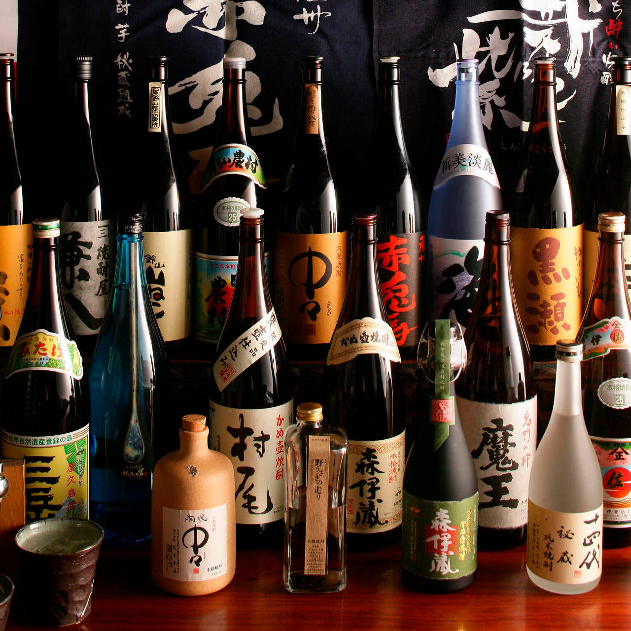 日本各地の名産銘柄焼酎、地酒を集めた豊富なお酒の数々。