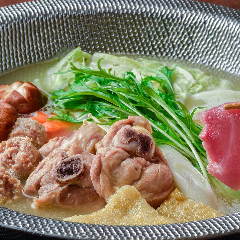 鶏の旨味を存分に味わえる水炊き。〆は北海道から取り寄せる麺で