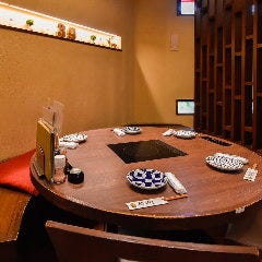 ご家族での利用にも最適!木のぬくもりを感じられる円卓のお席