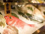 カウンター前にはお魚と旬の野菜
おすすめの食べ方を聞いてね！