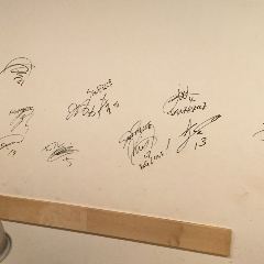 壁にはサンフレッチェの選手のサイン！