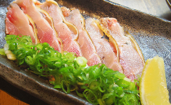 定番の串焼きから、ユッケなど、豊富な鶏料理メニューが自慢◎