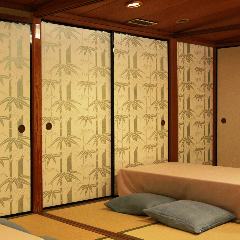 2階は全て茶室などに使われる伝統工芸「京唐紙」の襖です。