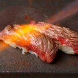 A4黒毛和牛の肉寿司！
握りたてを炙ります！