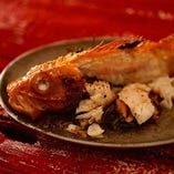 春の旬魚と筍のオーブン焼きフライドガーリック味噌ソース