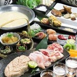本日の天ぷらに鶏刺しなど、当店人気メニューが大集合の『地鶏会席フルコース』