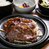 珍しい「牛肉の生姜焼き」。定食は夜でもご堪能いただけます