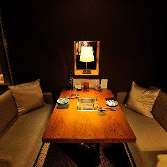 「空間」を贅沢に使用したこちらのソファー個室は最大4名様迄ご利用いただけます。