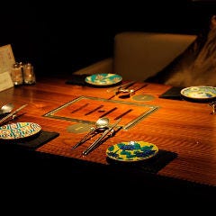 高級和食器の数々がテーブルを彩ります。