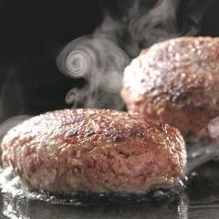 肉汁たっぷりのハンバーグは、大人気の逸品です！