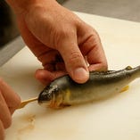 鮮魚を美しく焼き上げる、串打ちの技