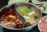 一度に二種類の味を楽しめる『四川伝統二色鍋』！
