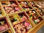 お弁当は5000円から2段になります。お祝いの場合はお赤飯にもできます。ご要望を予約時にお伝えください。法事用のお弁当箱もございます。