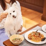愛犬とともにお食事できる広々空間