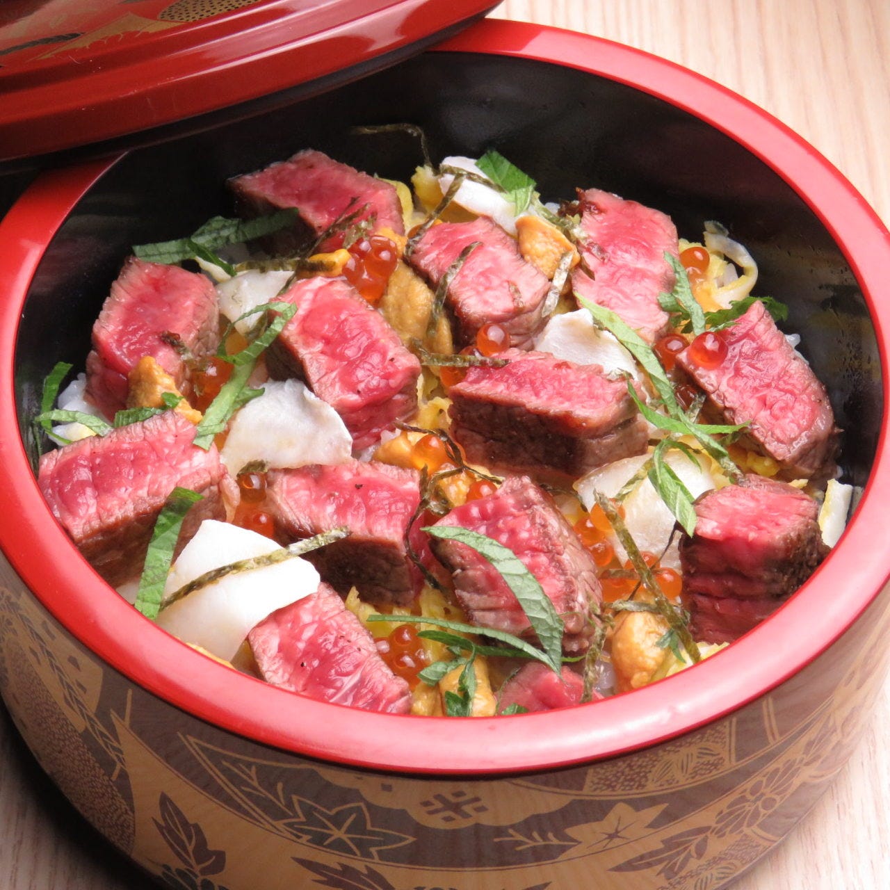寿司桶に近江町市場の能登牛×こだわり肉料理 ミートミートの「能登牛ちらし寿司」が盛られている