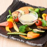 鉄板で焼き甘みを引き出した野菜を特製ソースでお楽しみください