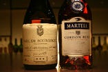 どちらもフランスのブランデー。左はブルゴーニュのトップドメーヌによるマール。右はマーテルのコルドン･ブルー。リッチで芳醇な味わいのコニャックで現在市場では品薄です。