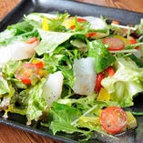 海鮮カルパッチョサラダ：その日仕入れた新鮮な海の幸をサラダにしました！