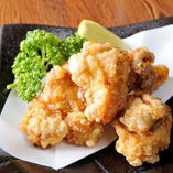地鶏の唐揚：宮崎の国産地鶏をしょうゆベースの秘伝のタレに漬けてカラリと揚げた食べ応えのある唐揚げです！
