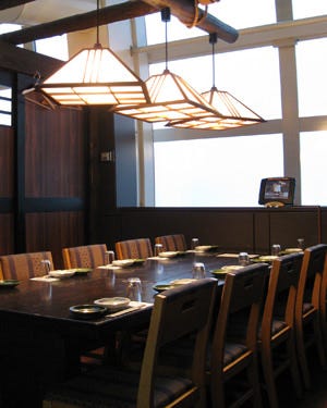 日差しが差し込む 北の味紀行と地酒 北海道 津田沼駅前店のテーブル席