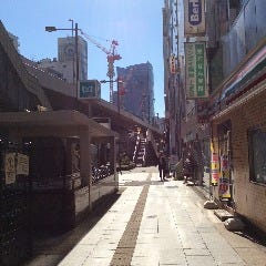 左が地下鉄上野駅4番出口です。もう少し直進します。目印は右の『セブンイレブン』さんです。