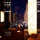 新宿の夜景を一望の窓側４名様用ソファー席