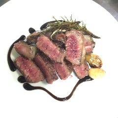 ブラックアンガス牛のボンインショートリブのグリル 1800円。