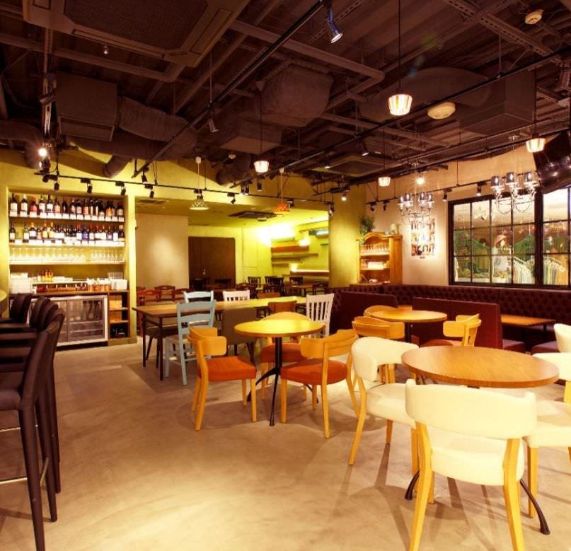 カラフルなインテリアやテーブル、椅子が置かれたパスティノーバの店内