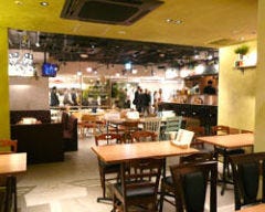 ビッグテーブル、ソファー席も有り。 会話が弾む居心地のよさ♪