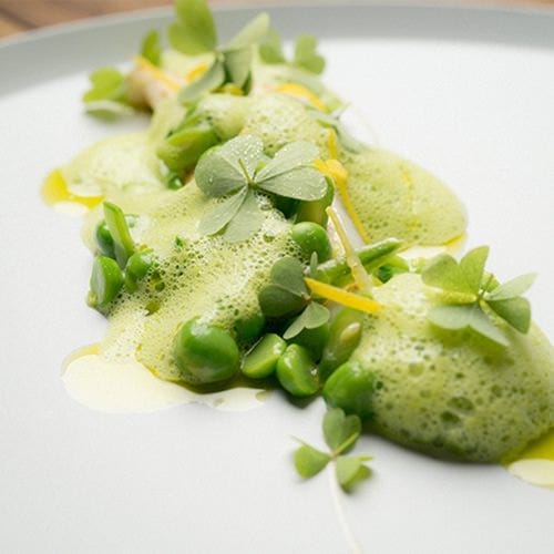 白いお皿に盛り付けられたエスプーマ