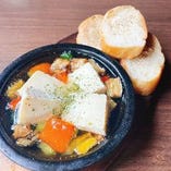 カマンベールチーズと彩り野菜のアヒージョ〜バケット添え〜