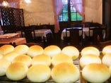 店内　自家製天然酵母のパン