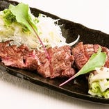 新鮮な葱やお肉をはじめ、旬の食材を使用した創作肉・和食料理