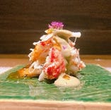 コース料理一例　北海道産活毛ガニ塩蒸し、蟹みその軽い泡と土佐酢ジュレ