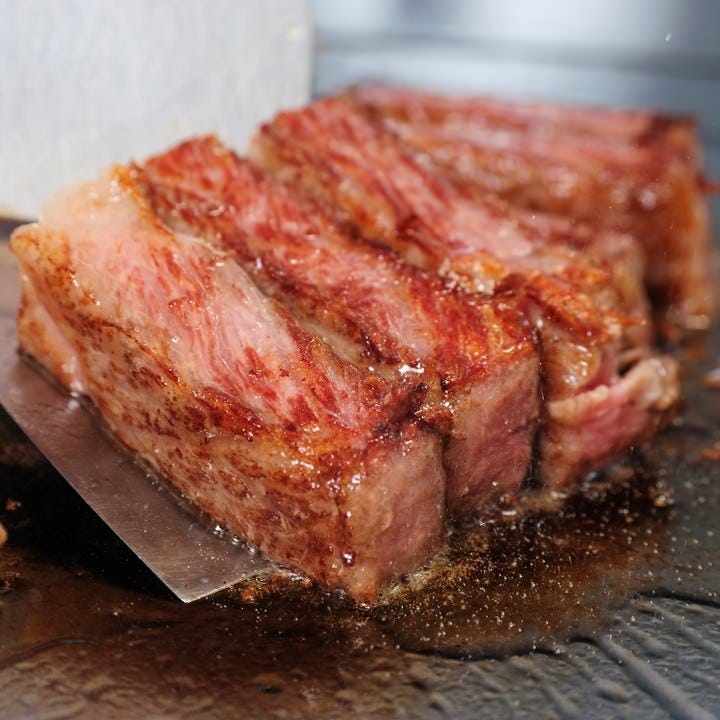 滴る肉汁・とろける食感
鉄板焼ステーキの醍醐味です