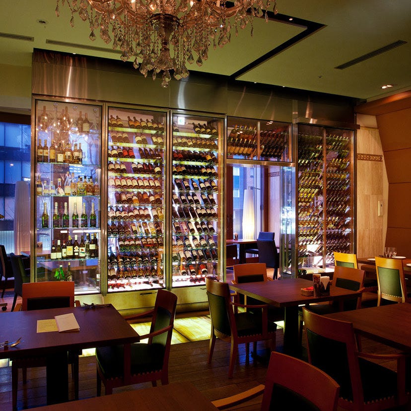 ワインセラー、シャンデリアがおしゃれなラ・ボケリアの店内