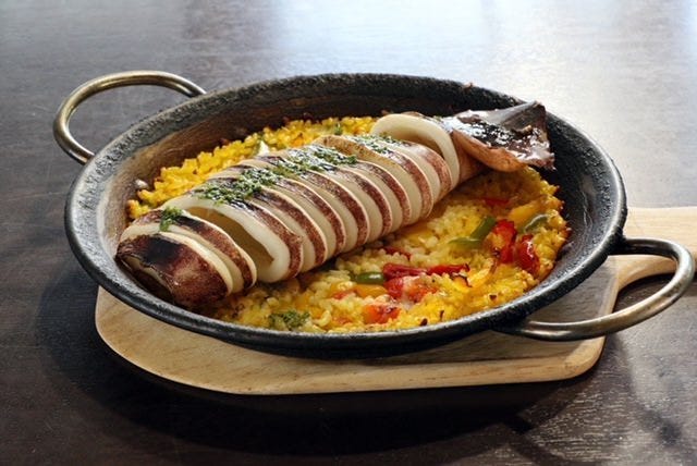 カットされたスルメイカが映える丸ごとスルメイカのパエリア