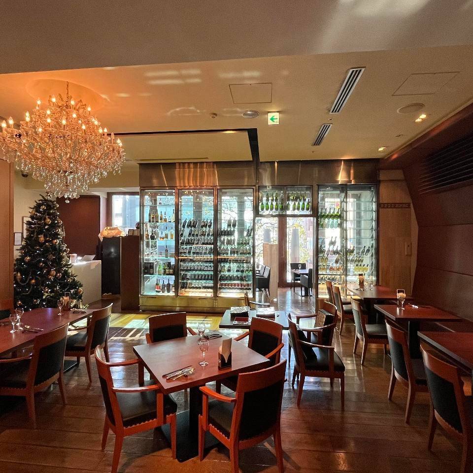 豪華なシャンデリアと開放的な空間が目を引くラ・ボケリアの店内