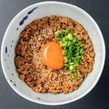 〆メニューも大注目！満腹でもペロリと！名物『鶏そぼろ丼』