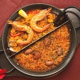 鶏肉と魚介のミックス＆スペイン産イベリコ豚ソーセージとチョリソーのパエリア