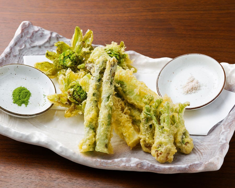 旬で彩った天麩羅は塩と抹茶で
味食べ比べる大人な食事