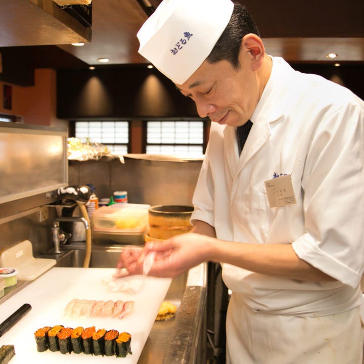 寿司職人が握る絶品寿司
彩り鮮やかな寿司をお愉しみください。